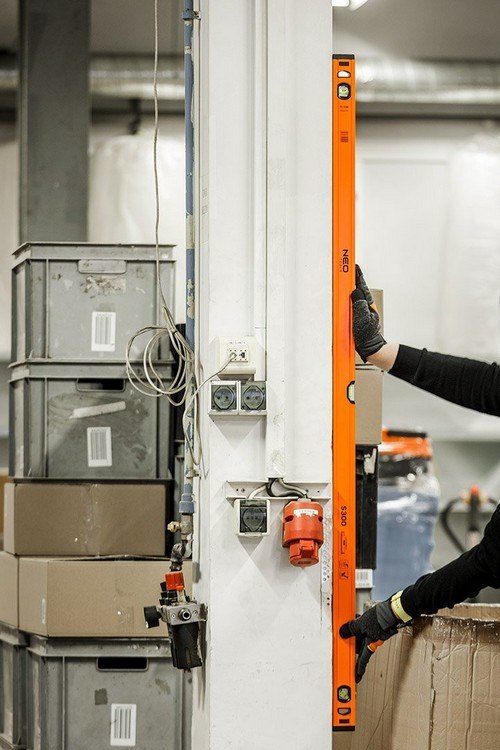 Poziomnica aluminiowa 150 cm z 3 libellami to niezastąpione narzędzie do precyzyjnych pomiarów pionu i poziomu w domu i warsztacie.